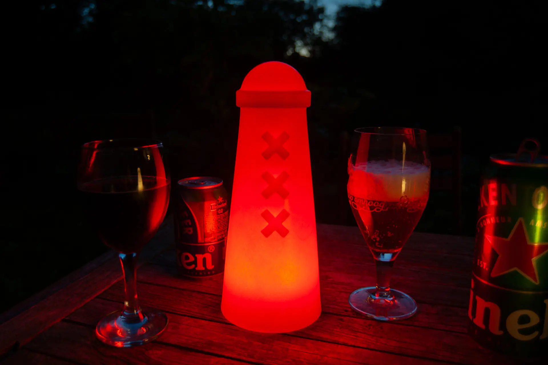Lampsterdammertje Rood op terras naast bier