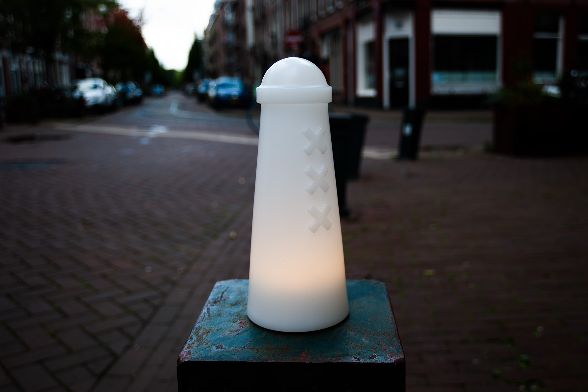 Lampsterdammertje Wit op paal in Amsterdam