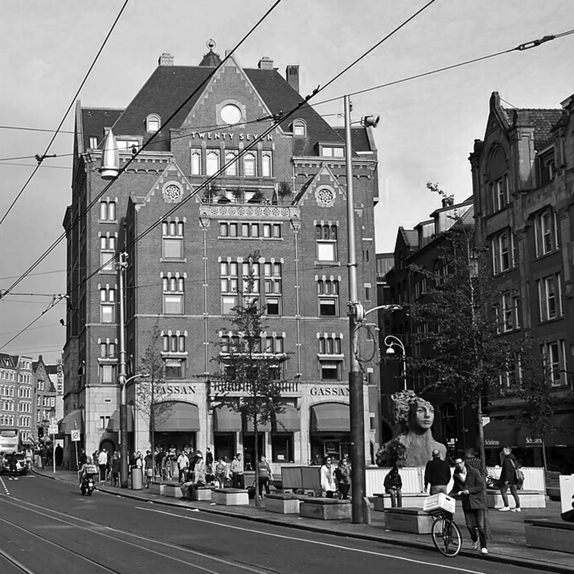 ROkinzwart wit bredere stoep lampsterdammertje